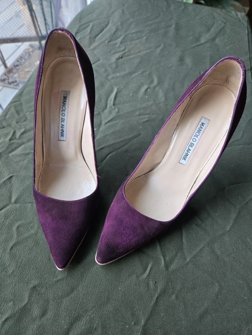 Manolo Blahnik Women's Pointed Suede Pumps in Plum 6.5 - Picture 14 of 14